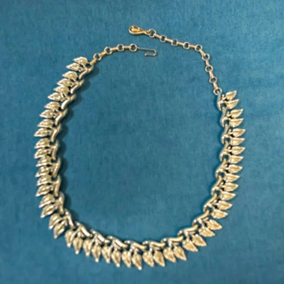 VINTAGE CORO LEAF NECKLACE Gold Tone Double Leaf Links Mid Century - Picture 5 of 7